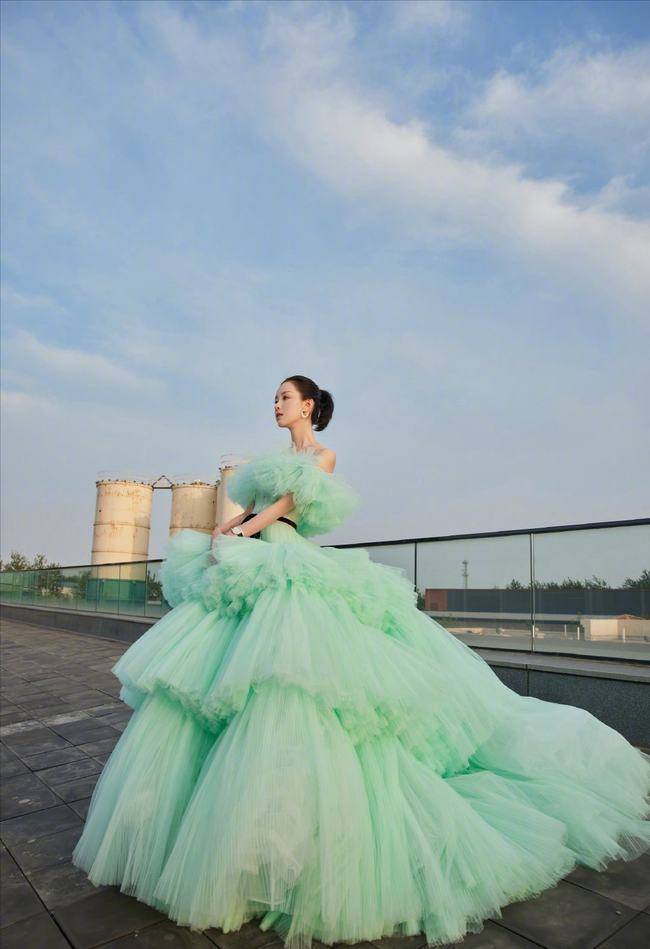 设计 陈都灵这是要摆脱“清纯”?虽然穿薄荷礼裙挺清新,但发型却老气