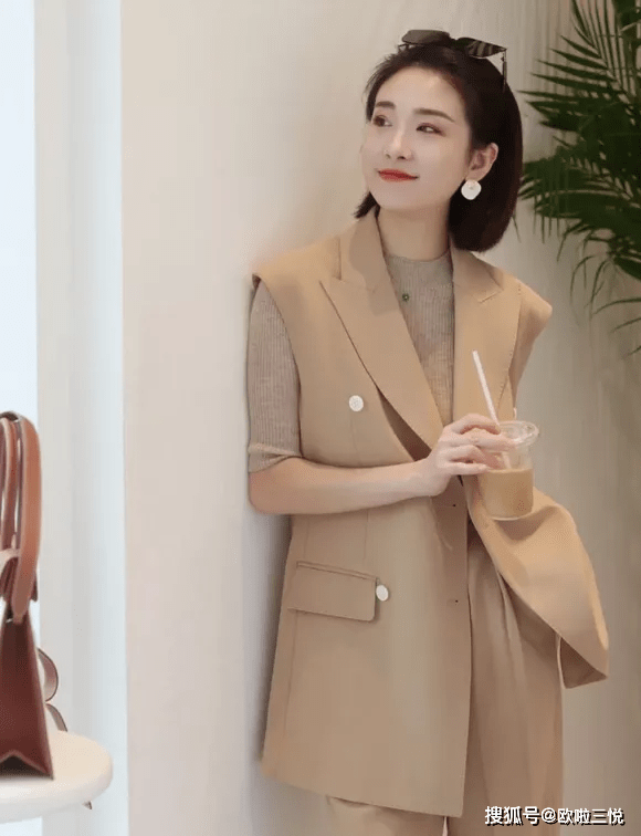 马甲 穿西装别总搭裤子，今年流行这4种搭配