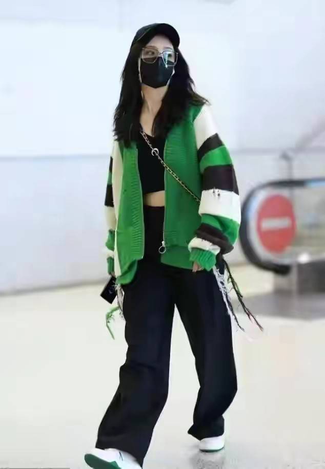 佟丽娅 佟丽娅离婚后大胆许多！穿露脐装秀性感身材，戴茶色眼镜变身辣姐