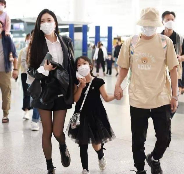 黑色 包文婧一家走机场,穿短裙配黑丝袜真时髦,包贝尔看着倒像跟班