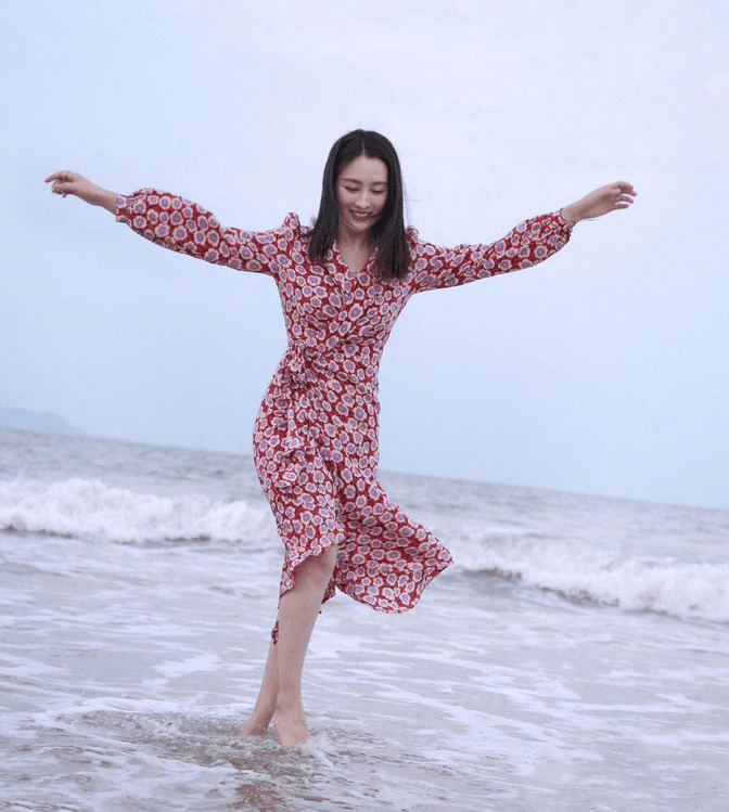 花色 马苏的时尚真难懂，穿土味碎花裙海边踏浪，没点明星范真撑不起来