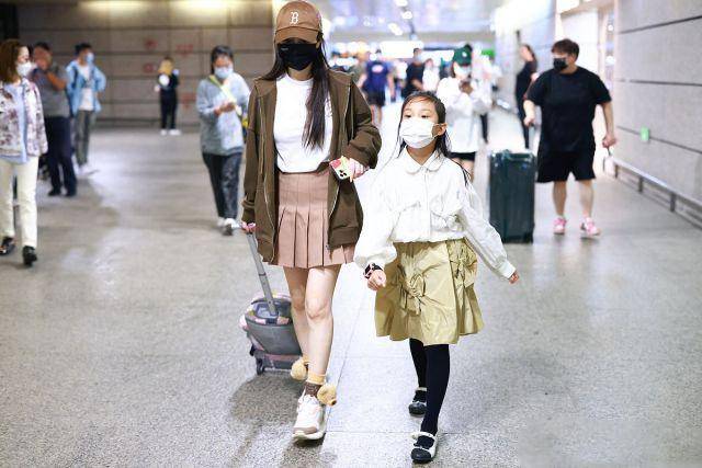 青春 李小璐和女儿甜馨出行,母女二人反差太萌,是装嫩还是甜美风?