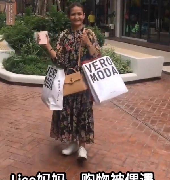 Lisa妈妈并非泰国贵族 热衷平价商品 传生父是小商贩农夫山泉广告歌曲免杀远控 天下快讯网