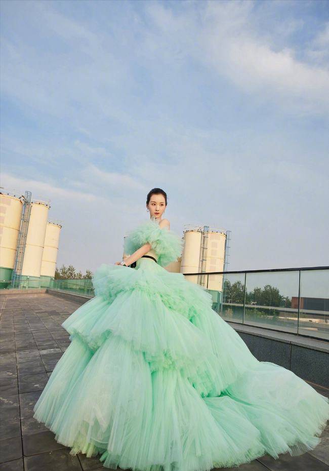 设计 陈都灵这是要摆脱“清纯”?虽然穿薄荷礼裙挺清新,但发型却老气