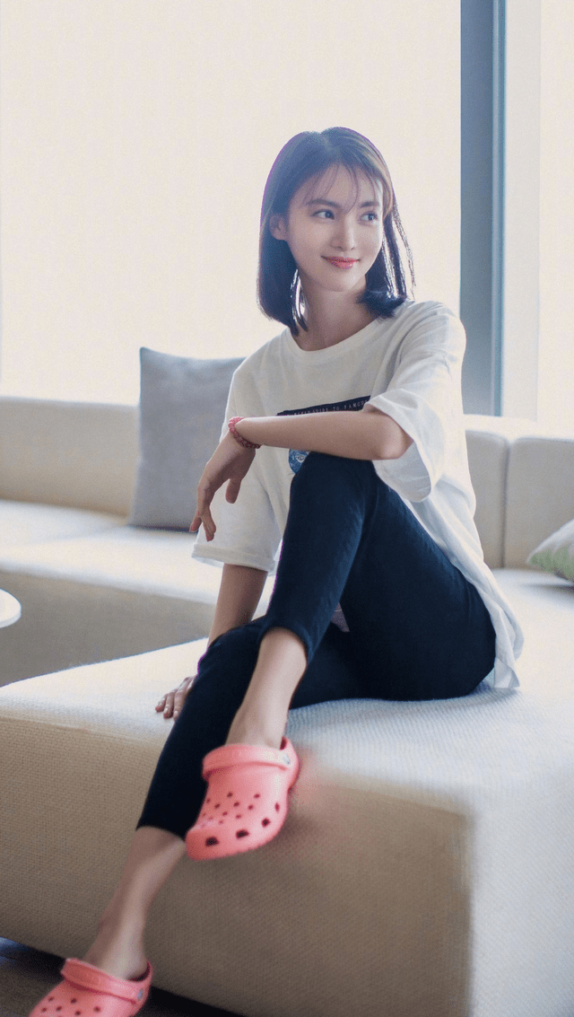 原创金晨深秋打扮好美镂空毛衣配黑裙挺娇嫩逆袭成长