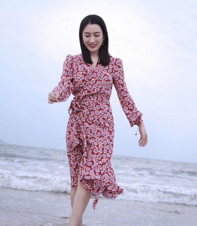 花色 马苏的时尚真难懂，穿土味碎花裙海边踏浪，没点明星范真撑不起来