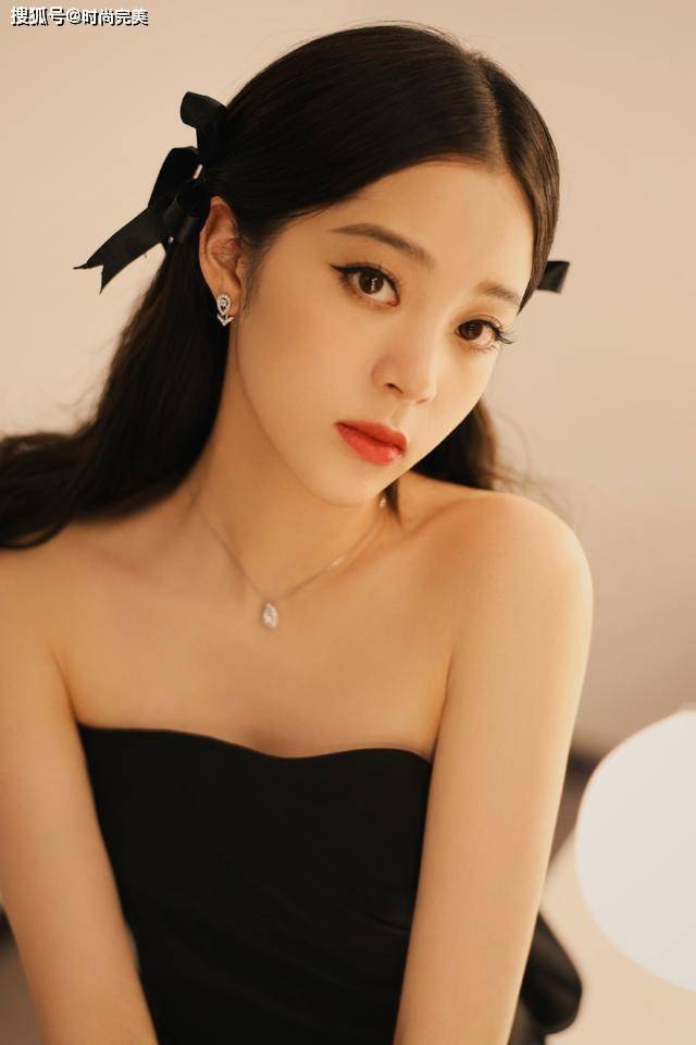 一身 欧阳娜娜真是长大了,穿抹胸裙妩媚又优雅,越来越有熟女的味道了