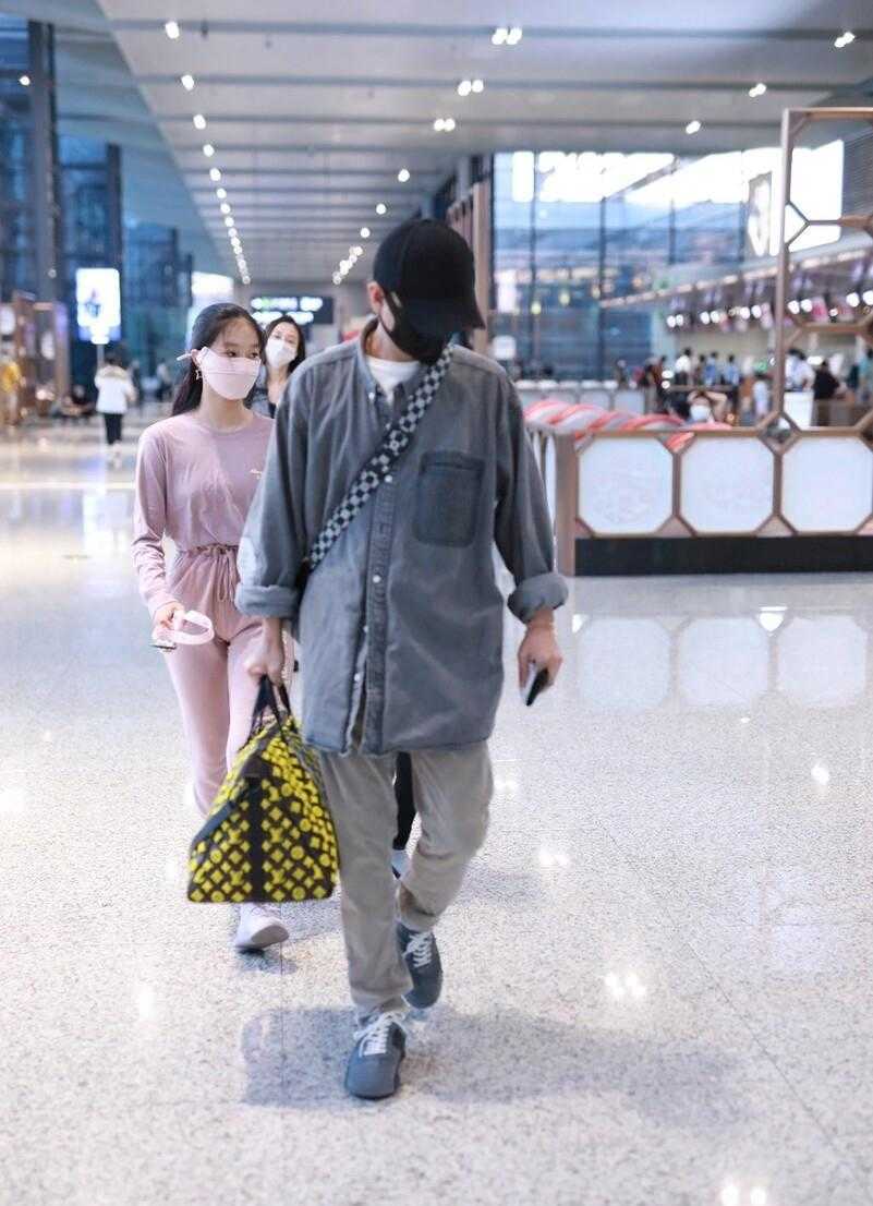 根底 文章：携两女儿现身机场，牛仔衬衫内搭T恤，手上LV旅行包够抢眼
