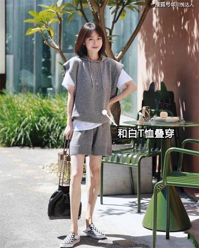 棕色 秋天过了一半才知道：卫衣不兴了！满大街的“套衫”，保暖又洋气