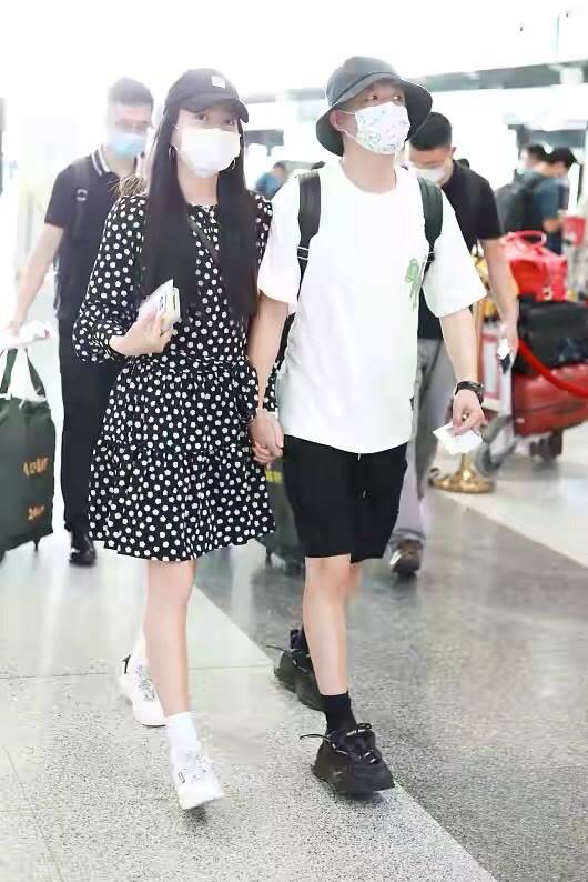 黑色 包文婧一家走机场,穿短裙配黑丝袜真时髦,包贝尔看着倒像跟班