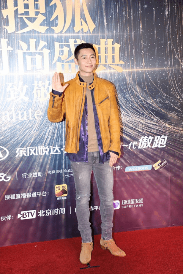 挺勒 留寸头的魏晨男人味太足，配黄外套好帅气，就是裤子太紧看着挺勒