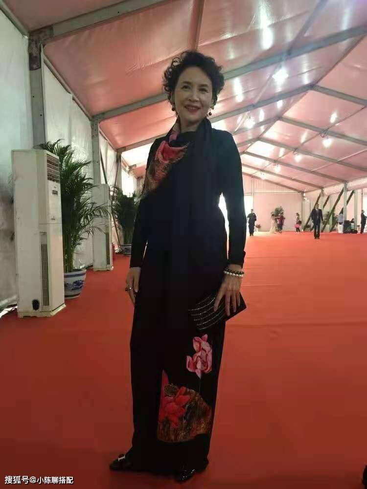 晓英 越老越优雅的典型，还要看宋晓英！66岁穿衣有术，妈妈们照着穿搭