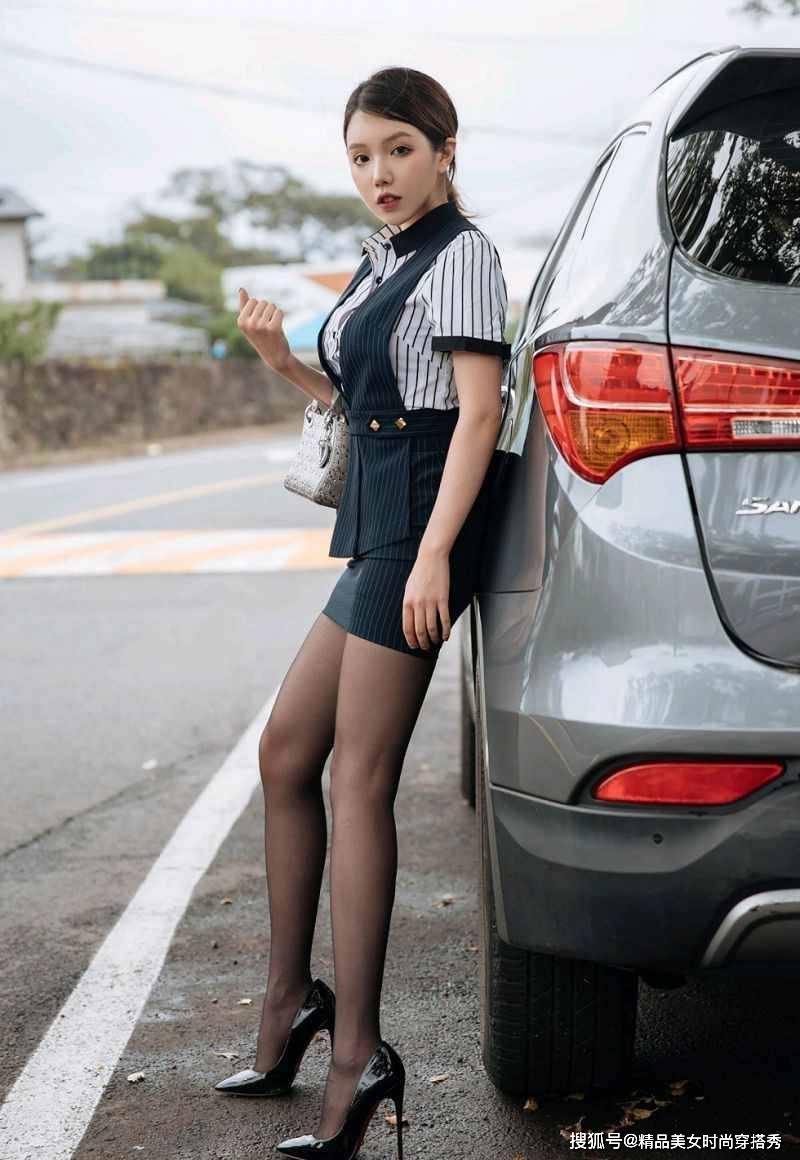 身材 条纹衬衫搭配马甲裙套装，优雅的同时又不失干练感