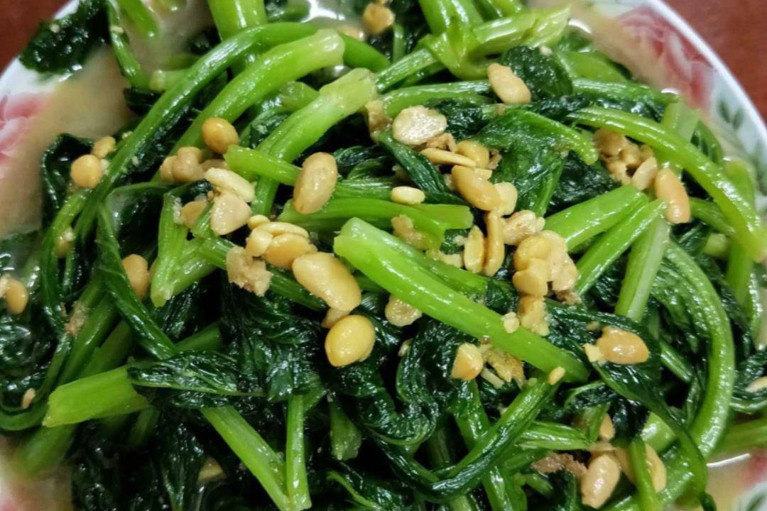 炒春菜的做法虽然简单,但是要想做的好吃好看不变色,是需要掌握技巧的