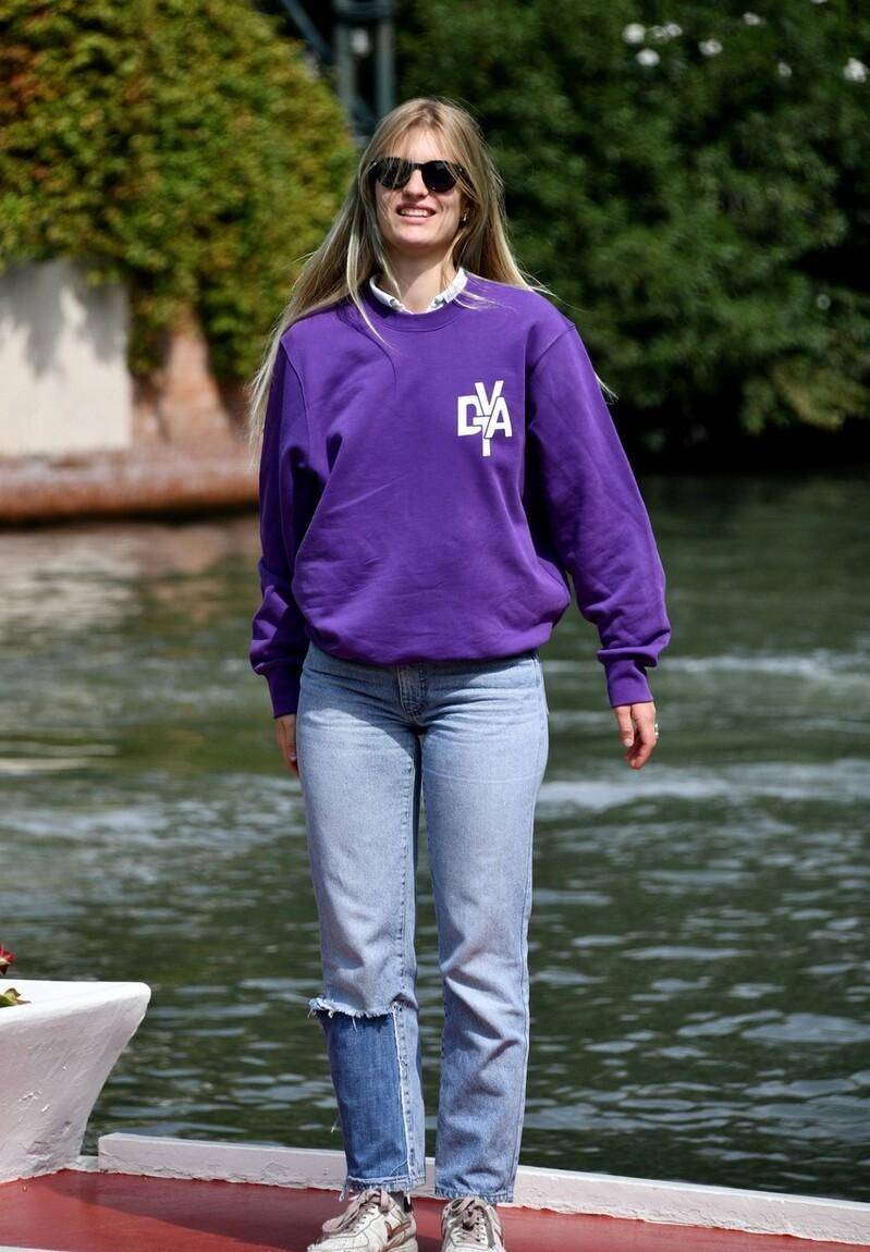 卫衣 谁说卫衣只能单穿？和T恤、衬衫叠穿超时髦，有品位的女人早穿了