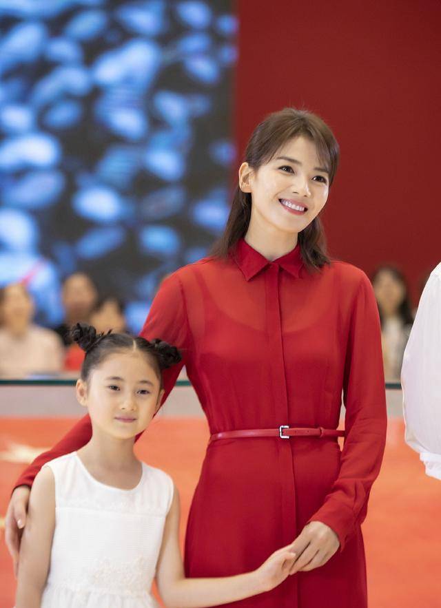 一身 她跟老公认识20天闪婚,今穿轻纱裙,生过俩小孩依旧苗条似少女