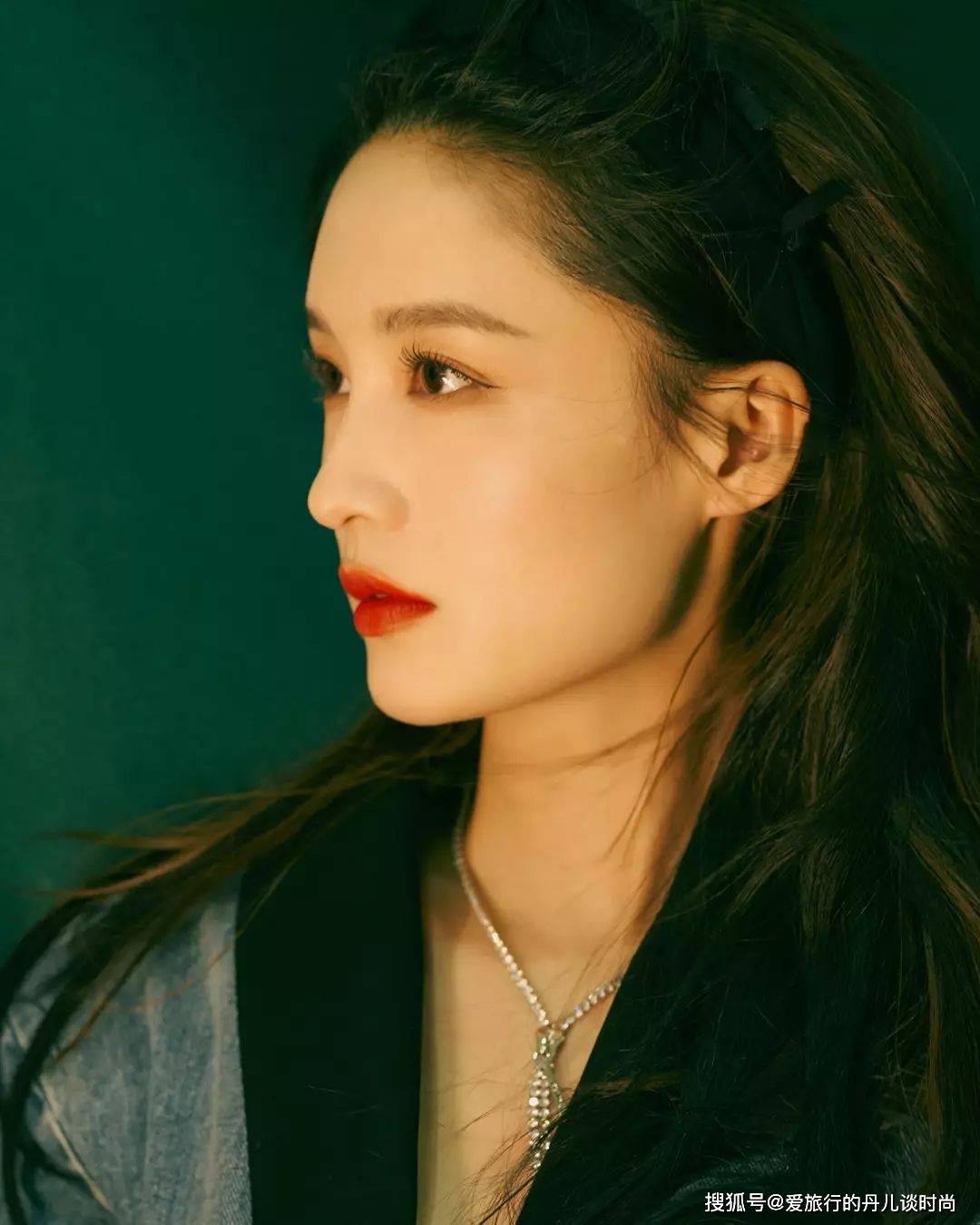少女 李沁一袭拼色牛仔连衣裙,气质清甜,少女感十足