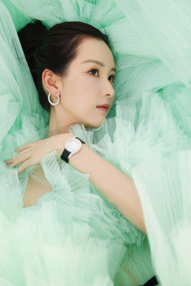 设计 陈都灵这是要摆脱“清纯”?虽然穿薄荷礼裙挺清新,但发型却老气