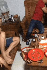 搞笑GIF：兄弟對不住你了，誰讓你想跑呢？ 搞笑整蠱 第1张