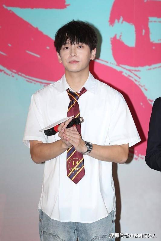 体态 彭昱畅瘦身堪比“整容”，虽生图有点“油”，但穿衬衫太有少年感