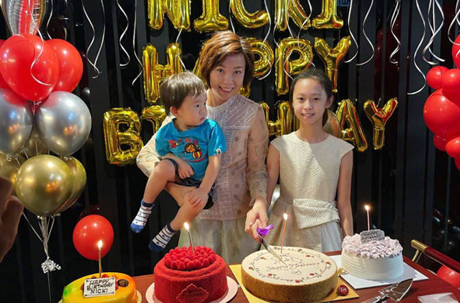 张怡宁 大魔王张怡宁40岁生日真隆重，穿网纱衣好温柔，女儿小嘴似妈翻版