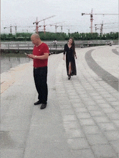 搞笑GIF趣圖:自從找了一個二貨女朋友，我的生活就充滿了歡笑！ 搞笑整蠱 第4张