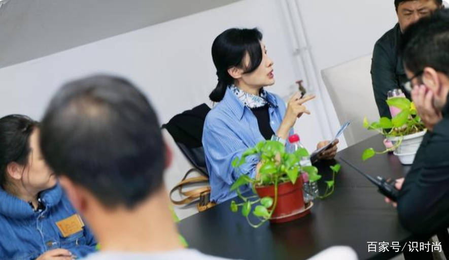 感觉 周涛不愧是央视主持人，衬衫搭配丝巾干练飒爽，更像是气质女强人