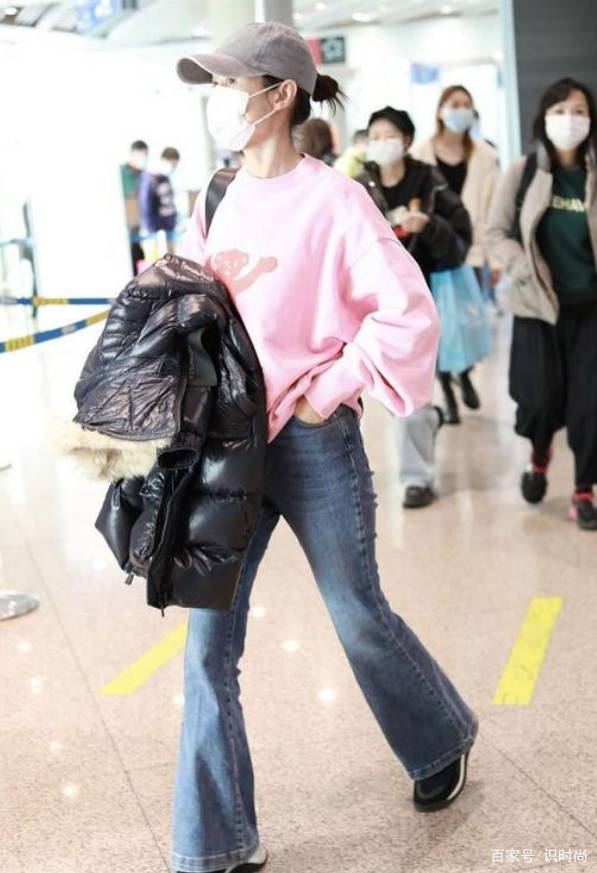 设计 45岁刘敏涛的身材真好，穿宽松喇叭裤现身机场，也难遮纤细长腿