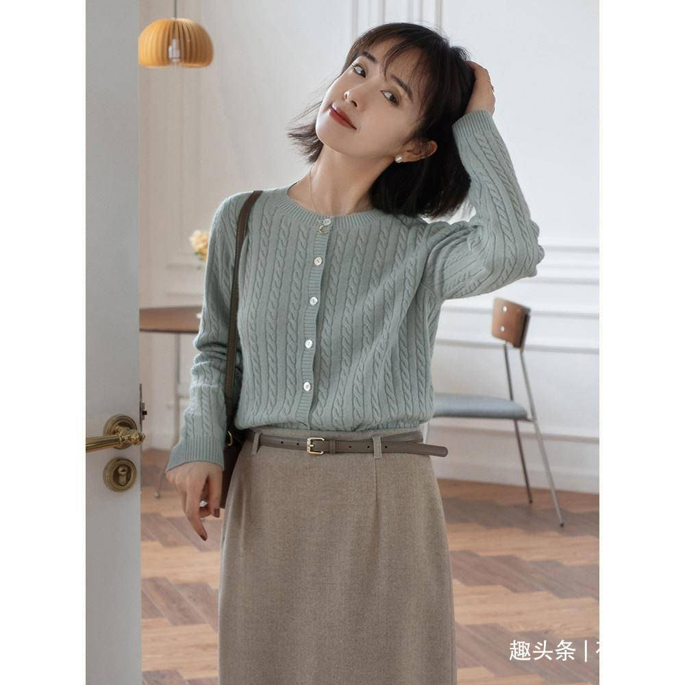 姐妹 不喜欢厚重搭配的小姐妹就可以用针织衫进行一个单穿