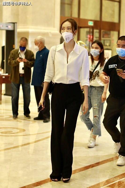 整体 童谣气场真强大，基础款白衬衫搭配黑裤子，真像“霸道女总裁”