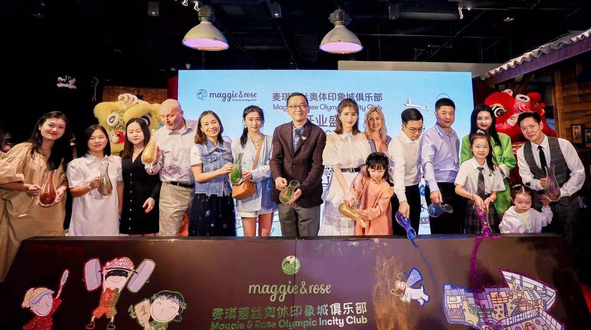 洪欣 洪欣带7岁女儿捞金，她穿蕾丝裙留齐刘海，打扮得比女儿还娇嫩
