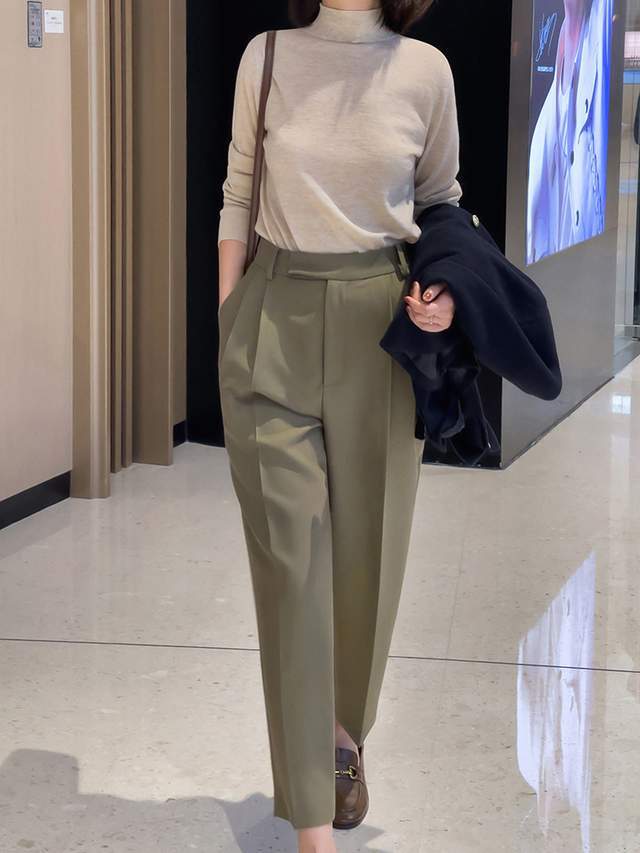 是属于 30岁~45岁的女性秋季穿搭分享，针织衫配直筒九分裤，显瘦又减龄
