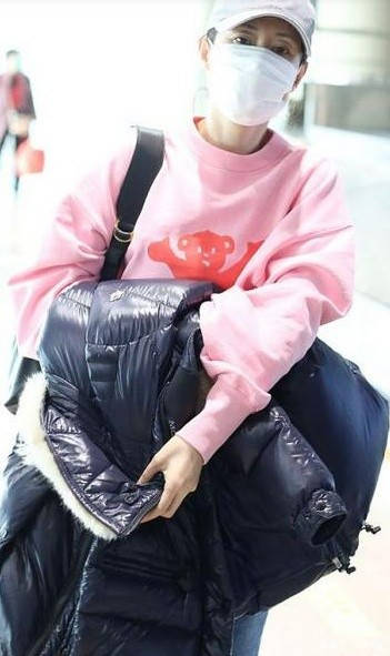 设计 45岁刘敏涛的身材真好，穿宽松喇叭裤现身机场，也难遮纤细长腿