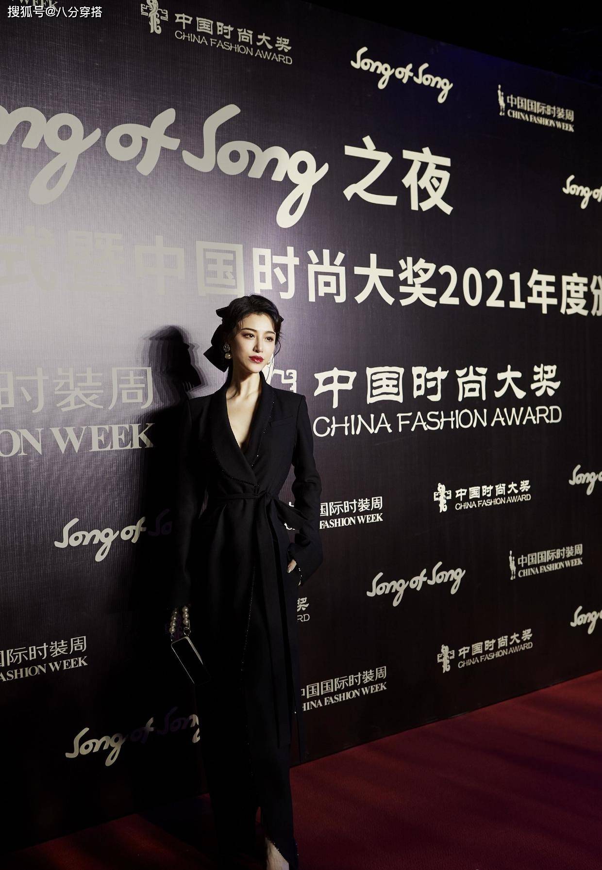 真抢镜 刘翔前妻葛天身材真好，穿黑色高开叉长裙秀美腿，身材比例真抢镜
