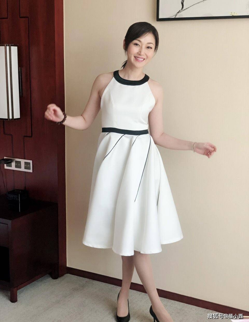 大婶 51岁万绮雯真会打扮，穿红色蕾丝连衣裙太撩人，这气质大婶很少见