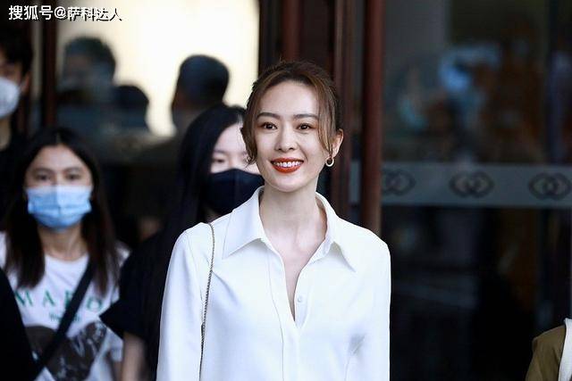 整体 童谣气场真强大，基础款白衬衫搭配黑裤子，真像“霸道女总裁”