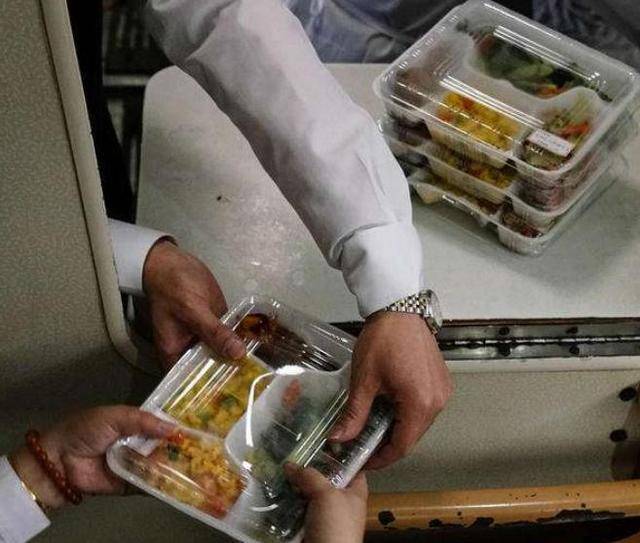 火车上的盒饭那么香，为何乘客宁可吃泡面也不买？列车员道出实情(图4)
