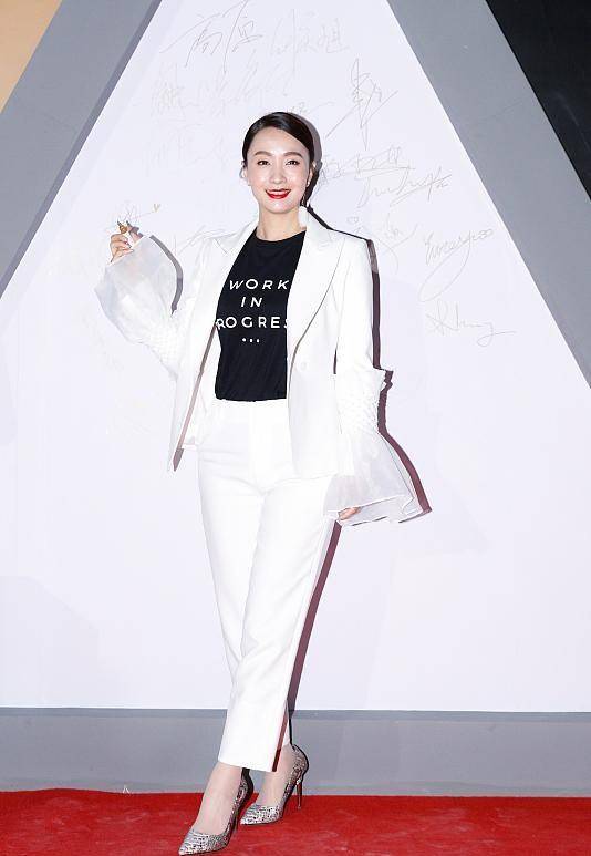 服装 陶虹和海清都是高级的女人，穿上西装之后，看着更有女人味了