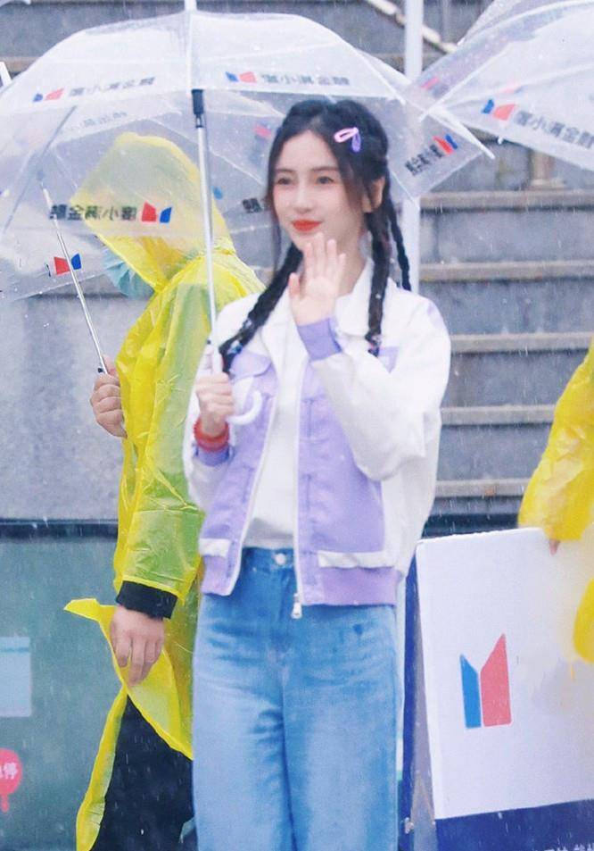 小姑娘 Angelababy撑伞录跑男，32岁扎小脏辫像个小姑娘，晓明哥福气不浅