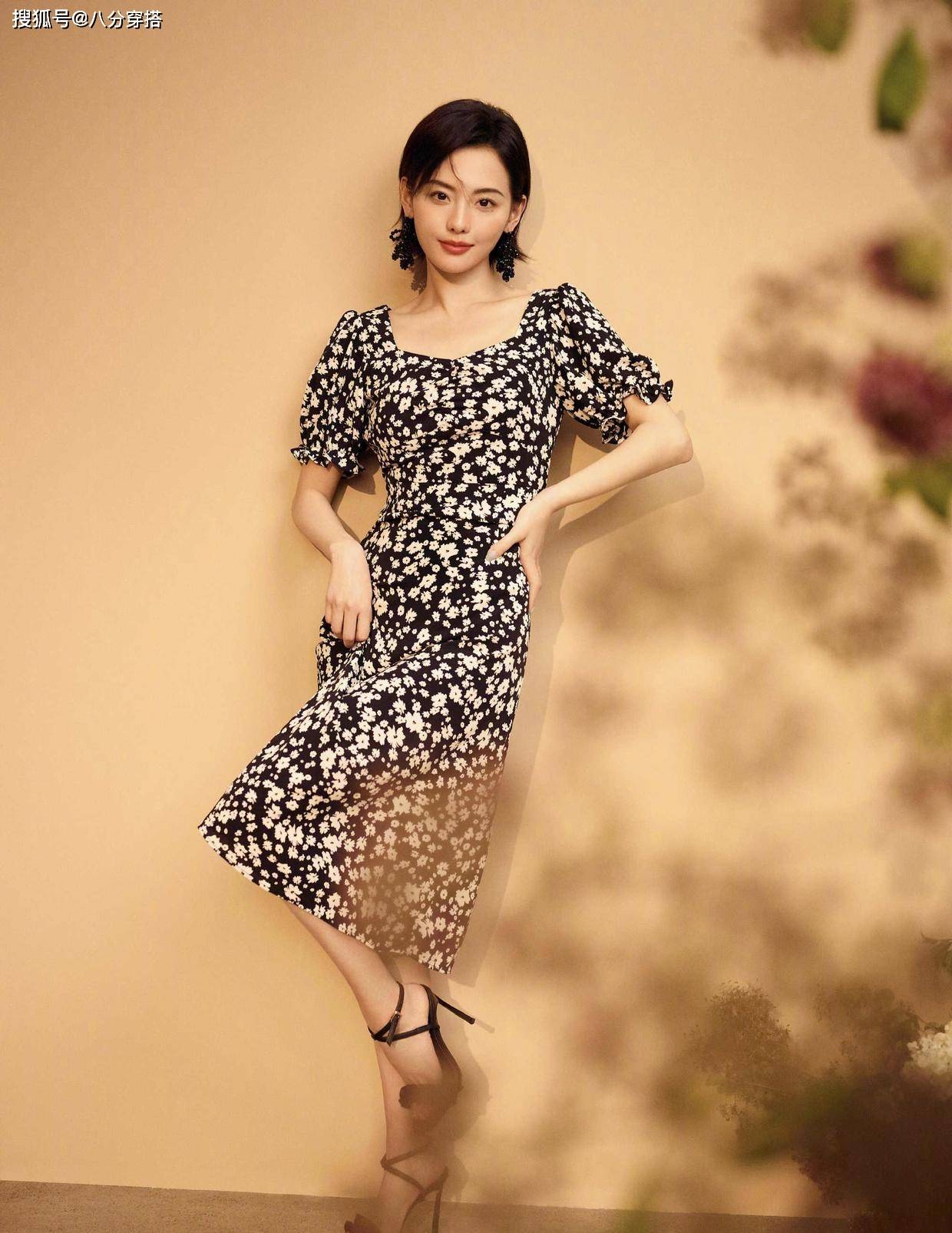 胸口 张嘉倪气质从来不输，穿紫色缎面裙，竟然在前面挖了个洞，真绝了