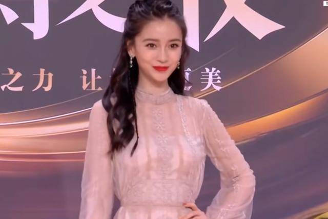 赵丽颖 微博之夜女星造型:赵丽颖穿奢牌,金晨红裙艳压,鞠婧祎腰细瞩目!