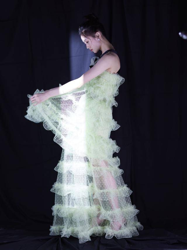 赵丽颖 微博之夜女星造型：赵丽颖穿奢牌，金晨红裙艳压，鞠婧祎腰细瞩目！