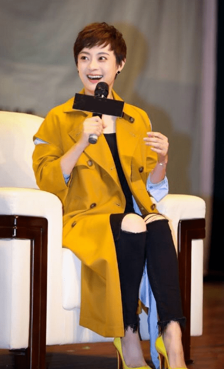 设计 真看不出孙俪快40了，一袭黄色风衣洋气又高级，时髦度不输00后