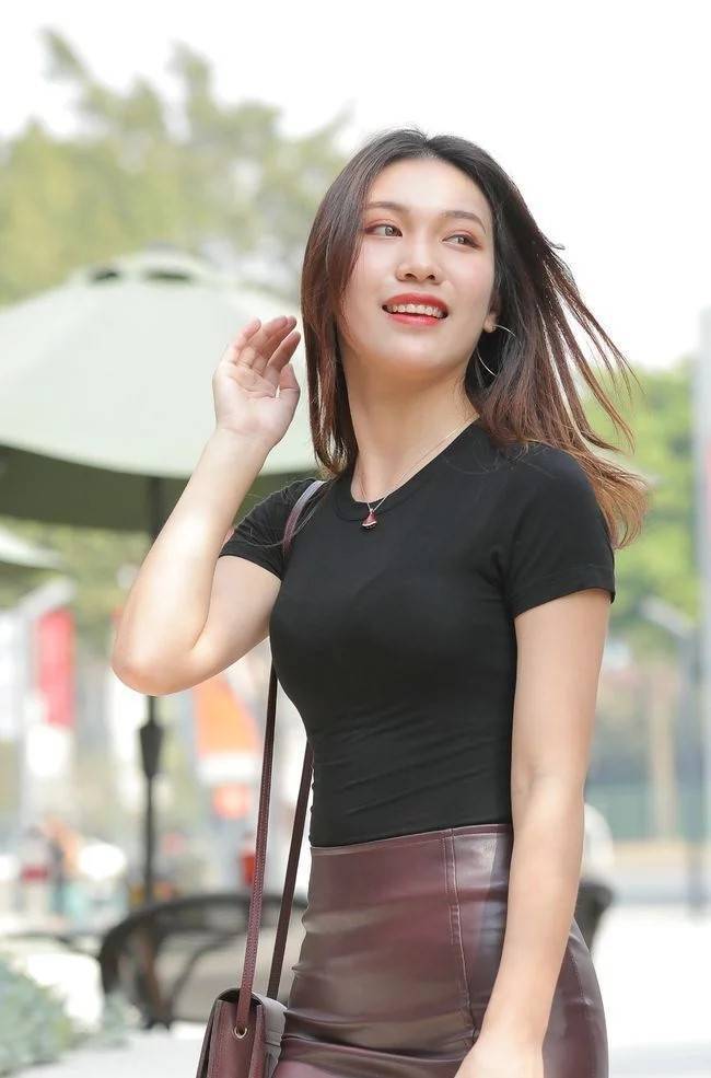 黑色 女孩们都穿上了漂亮的衣服逛街，有种群芳争艳的感觉