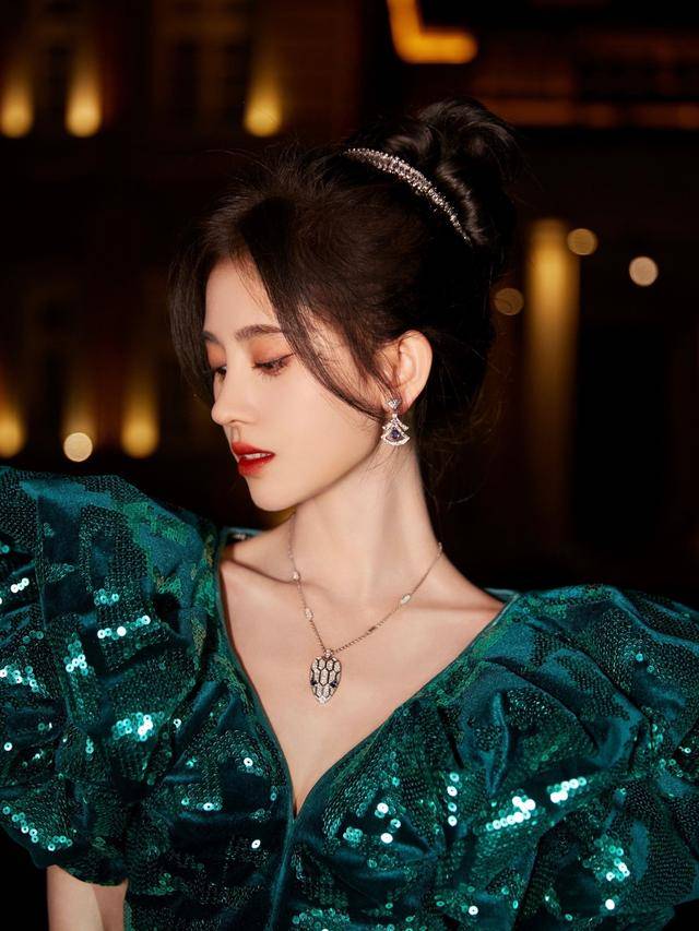 赵丽颖 微博之夜女星造型:赵丽颖穿奢牌,金晨红裙艳压,鞠婧祎腰细瞩目!