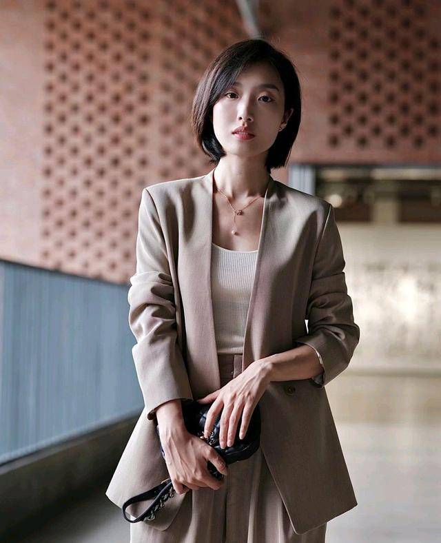 中性 如果觉得穿腻了别的穿搭风格，那就可以细细品味一番中性风穿搭