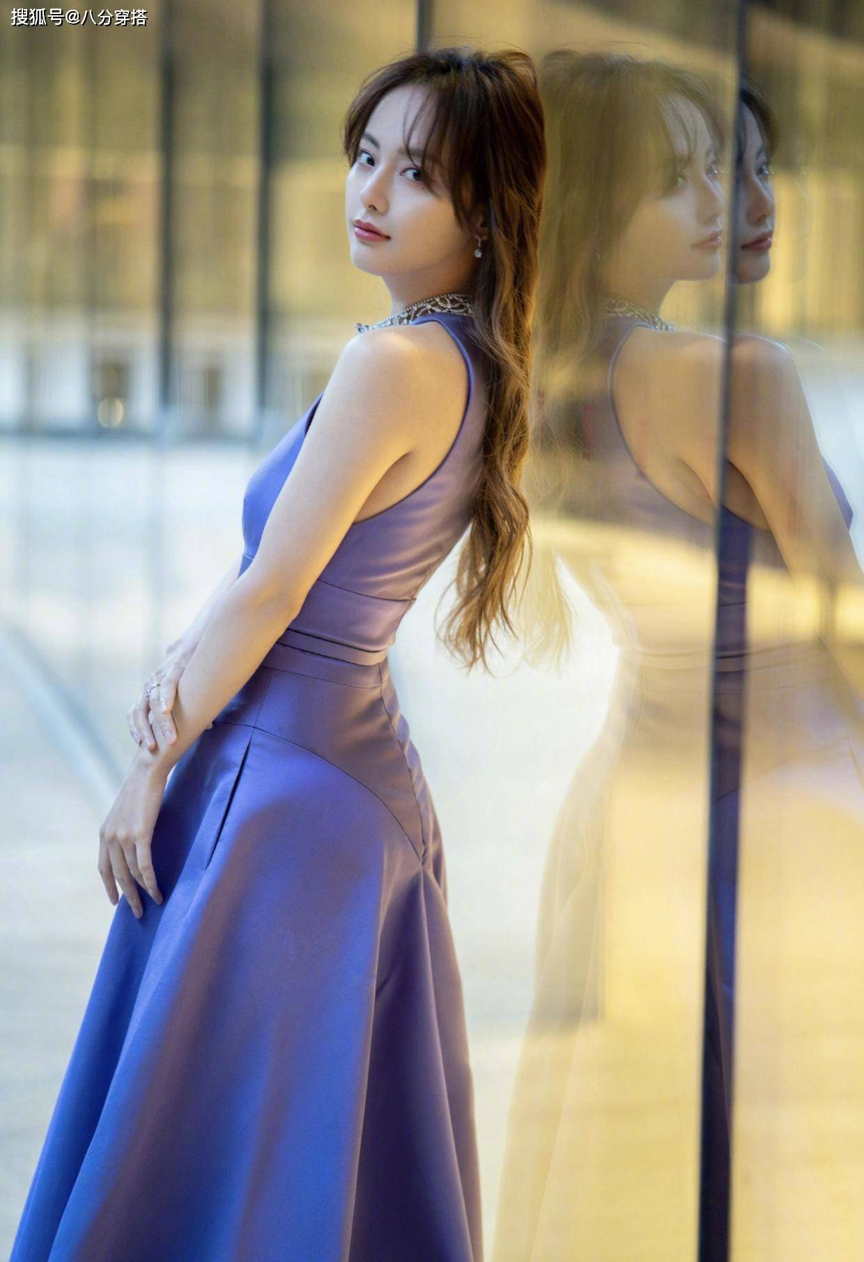 胸口 张嘉倪气质从来不输，穿紫色缎面裙，竟然在前面挖了个洞，真绝了