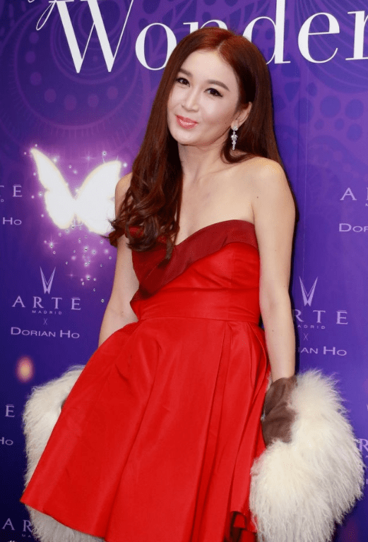 一身 温碧霞年过半百不服老,穿红裙华丽性感,美得太惊艳!