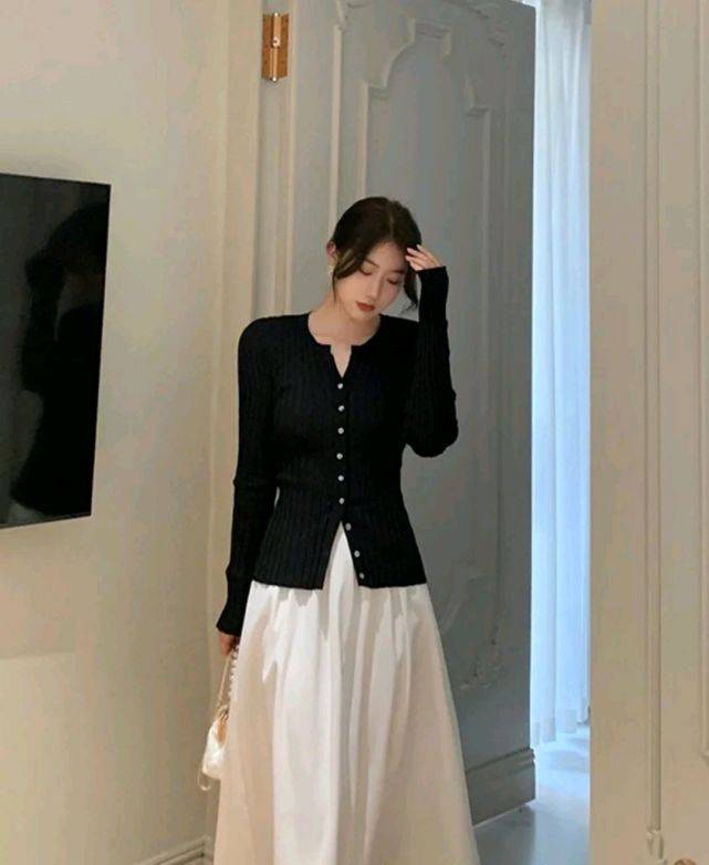 下装 简单的针织开衫胜过多数外套，可以搭配裙装，优雅知性又温柔