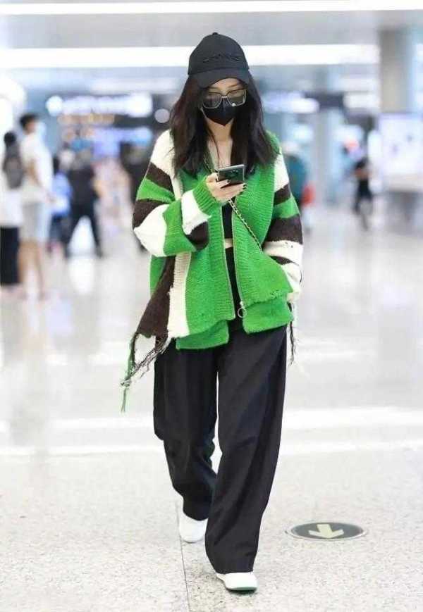 黑色 佟丽娅离婚后更敢穿，绿色针织开衫配露脐装走机场，时髦似大学生